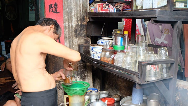 Cà phê vợt cực ngon, giá chỉ 4.000 đồng/ly hút khách ở Sài Gòn 11