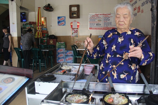 Tiệm bánh khoái tiếp khách bằng khẩu hình miệng nổi tiếng đất Cố đô 14