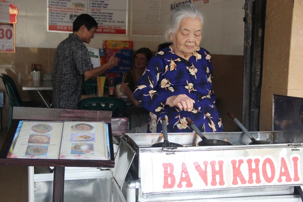 Tiệm bánh khoái tiếp khách bằng khẩu hình miệng nổi tiếng đất Cố đô 3