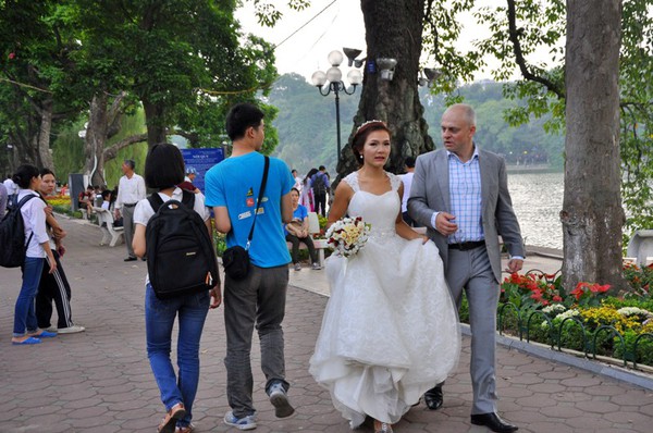 Cao điểm mùa cưới, Hồ Gươm tràn ngập các cặp cô dâu - chú rể 9