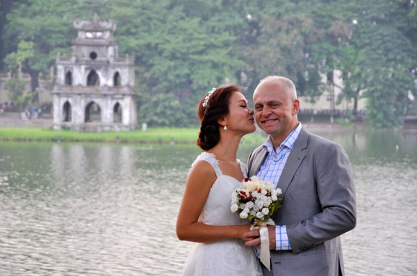 Cao điểm m&ugrave;a cưới, Hồ Gươm tr&agrave;n ngập c&aacute;c cặp c&ocirc; d&acirc;u - ch&uacute; rể 10