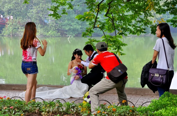 Cao điểm mùa cưới, Hồ Gươm tràn ngập các cặp cô dâu - chú rể 1