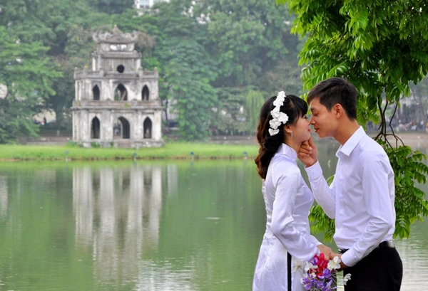 Cao điểm mùa cưới, Hồ Gươm tràn ngập các cặp cô dâu - chú rể 8