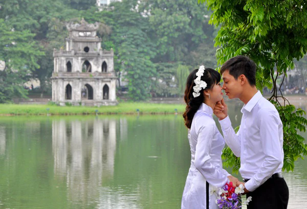 Cao điểm m&ugrave;a cưới, Hồ Gươm tr&agrave;n ngập c&aacute;c cặp c&ocirc; d&acirc;u - ch&uacute; rể 8