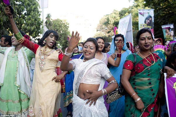 Chùm ảnh: Ngày hạnh phúc của những người chuyển giới Bangladesh 1