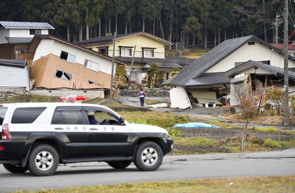 Chùm ảnh: Khung cảnh tan hoang sau trận động đất ở Nhật Bản và Trung Quốc 1