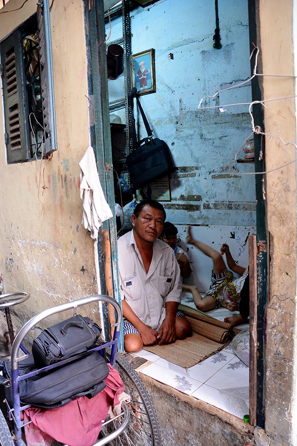 Người đàn ông tật nguyền bán vé số dạo nuôi 3 đứa con thơ ở Sài Gòn 1