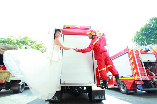 Bộ ảnh cưới độc v&agrave; lạ chụp b&ecirc;n xe chữa ch&aacute;y của cặp đ&ocirc;i cảnh s&aacute;t 4