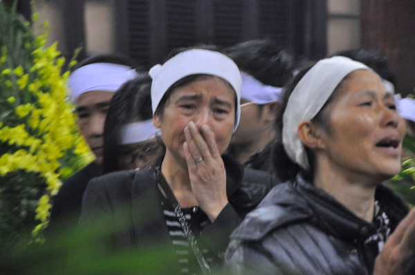 Nước mắt không ngừng rơi tiễn đưa 3 mẹ con tử nạn trong vụ máy bay MH17 10