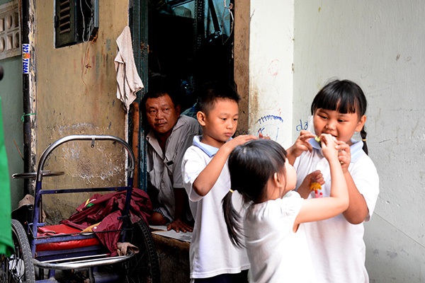 Người đàn ông tật nguyền bán vé số dạo nuôi 3 đứa con thơ ở Sài Gòn 7
