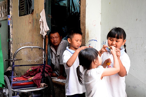 Người đ&agrave;n &ocirc;ng tật nguyền b&aacute;n v&eacute; số dạo nu&ocirc;i 3 đứa con thơ ở S&agrave;i G&ograve;n 7