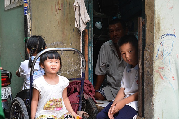 Người đàn ông tật nguyền bán vé số dạo nuôi 3 đứa con thơ ở Sài Gòn 8