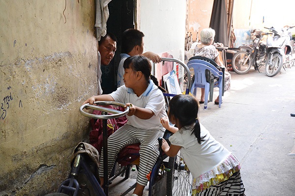 Người đàn ông tật nguyền bán vé số dạo nuôi 3 đứa con thơ ở Sài Gòn 9