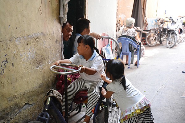 Người đ&agrave;n &ocirc;ng tật nguyền b&aacute;n v&eacute; số dạo nu&ocirc;i 3 đứa con thơ ở S&agrave;i G&ograve;n 9