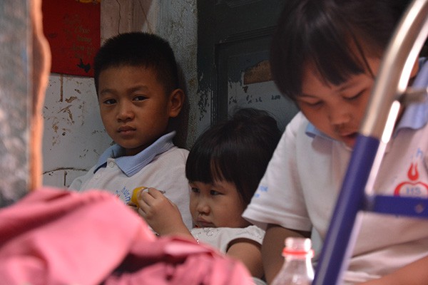 Người đ&agrave;n &ocirc;ng tật nguyền b&aacute;n v&eacute; số dạo nu&ocirc;i 3 đứa con thơ ở S&agrave;i G&ograve;n 2