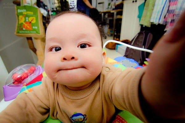 Chùm ảnh: Khi những em bé chụp ảnh selfie thật đáng yêu 20