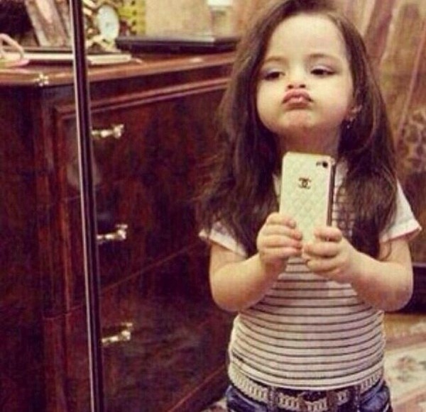 Chùm ảnh: Khi những em bé chụp ảnh selfie thật đáng yêu 1
