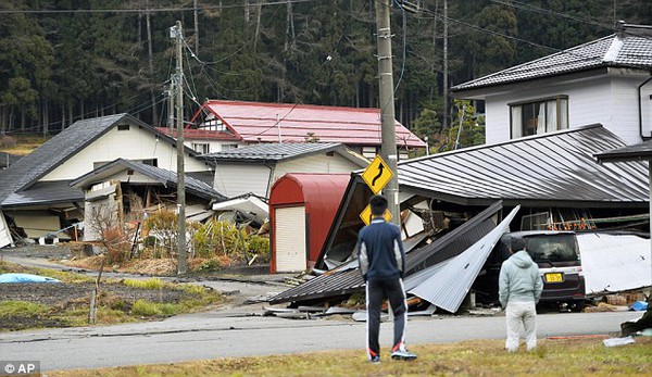 Chùm ảnh: Khung cảnh tan hoang sau trận động đất ở Nhật Bản và Trung Quốc 3