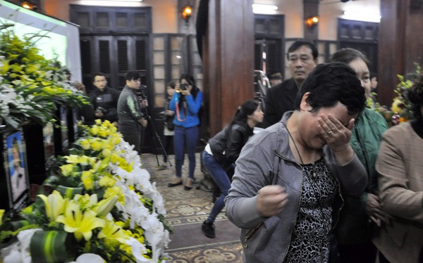 Nước mắt không ngừng rơi tiễn đưa 3 mẹ con tử nạn trong vụ máy bay MH17 4