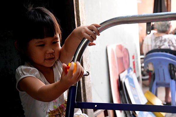 Người đ&agrave;n &ocirc;ng tật nguyền b&aacute;n v&eacute; số dạo nu&ocirc;i 3 đứa con thơ ở S&agrave;i G&ograve;n 3