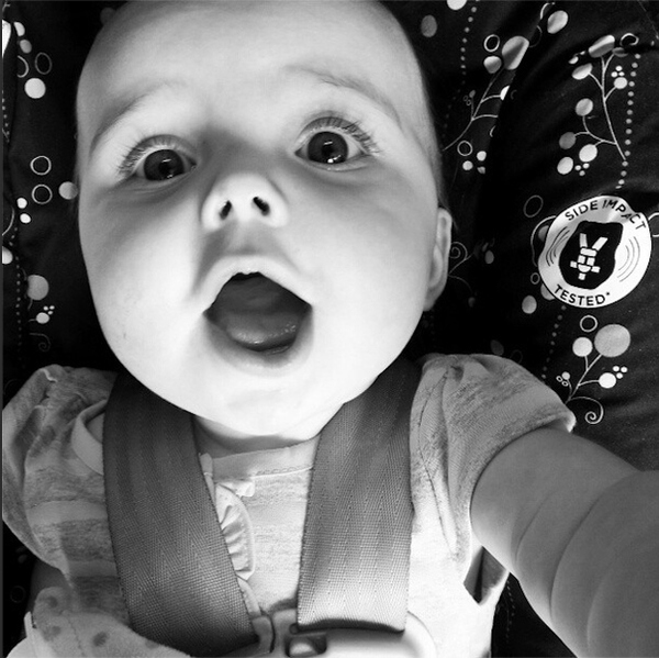 Chùm ảnh: Khi những em bé chụp ảnh selfie thật đáng yêu 3