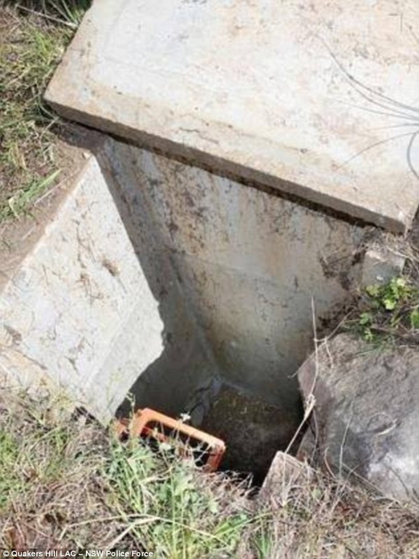 B&agrave; mẹ nhẫn t&acirc;m bỏ rơi con dưới ống cống 10