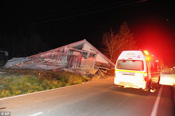 Chùm ảnh: Khung cảnh tan hoang sau trận động đất ở Nhật Bản và Trung Quốc 6