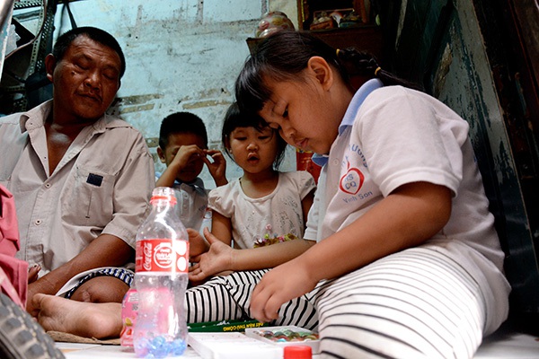 Người đ&agrave;n &ocirc;ng tật nguyền b&aacute;n v&eacute; số dạo nu&ocirc;i 3 đứa con thơ ở S&agrave;i G&ograve;n 4
