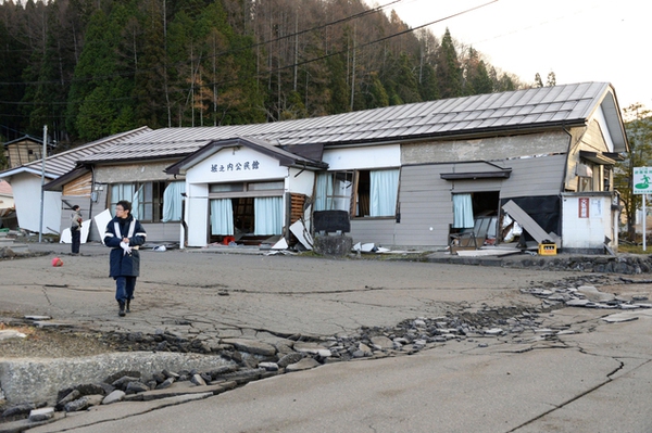Chùm ảnh: Khung cảnh tan hoang sau trận động đất ở Nhật Bản và Trung Quốc 7