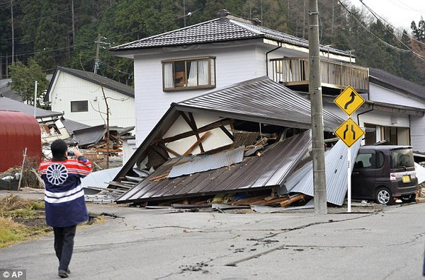 Chùm ảnh: Khung cảnh tan hoang sau trận động đất ở Nhật Bản và Trung Quốc 8