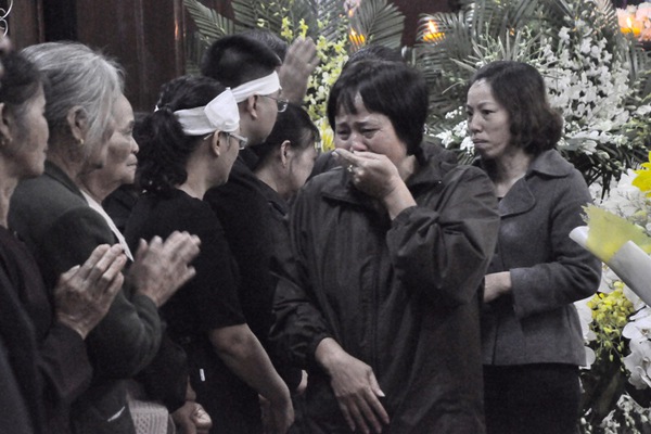 Nước mắt không ngừng rơi tiễn đưa 3 mẹ con tử nạn trong vụ máy bay MH17 8