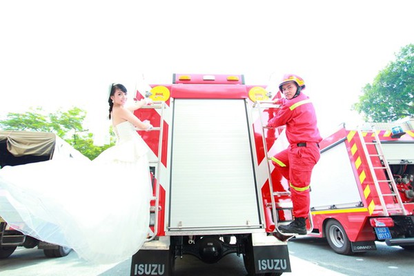Bộ ảnh cưới độc v&agrave; lạ chụp b&ecirc;n xe chữa ch&aacute;y của cặp đ&ocirc;i cảnh s&aacute;t 14