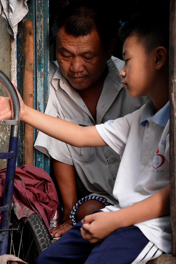Người đ&agrave;n &ocirc;ng tật nguyền b&aacute;n v&eacute; số dạo nu&ocirc;i 3 đứa con thơ ở S&agrave;i G&ograve;n 6