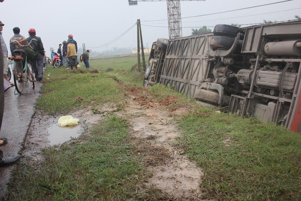 Xe khách lao xuống ruộng, hơn 30 hành khách thoát nạn 2