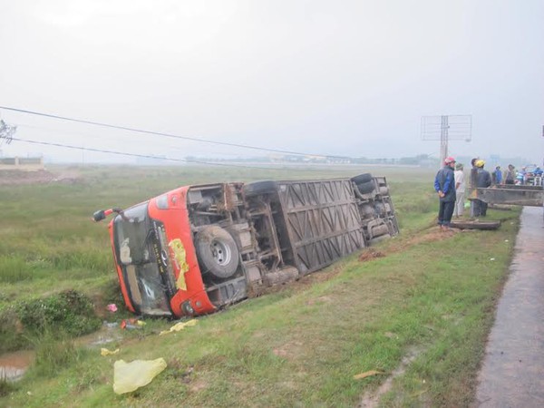 Xe khách lao xuống ruộng, hơn 30 hành khách thoát nạn 5