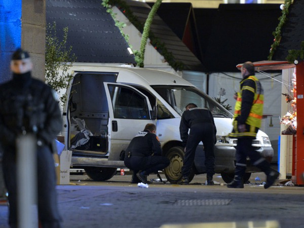 Pháp: Tài xế điên đâm xe vào hội chợ khiến 10 người bị thương rồi rút dao tự tử  1