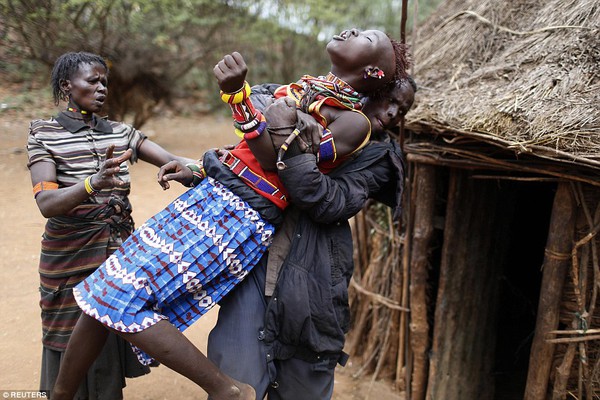 Chùm ảnh những cô dâu bật khóc trong hủ tục cướp vợ ở châu Phi 2
