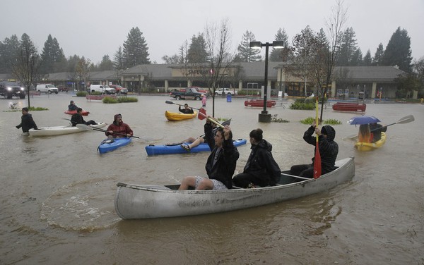 Chùm ảnh cận cảnh lũ lụt ở California do cơn bão lớn nhất 5 năm qua gây ra 5