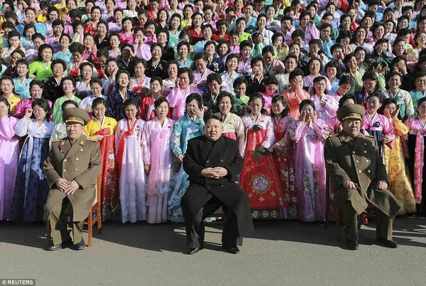 H&agrave;ng trăm phụ nữ Triều Ti&ecirc;n kh&oacute;c nức nở khi được chụp ảnh c&ugrave;ng l&atilde;nh đạo Kim Jong-un 1