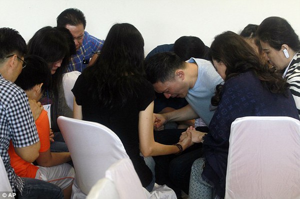 Người th&acirc;n gục ng&atilde; khi Indonesia t&igrave;m thấy nhiều thi thể v&agrave; mảnh vỡ 9