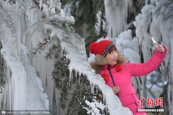 Vỡ ống dẫn nước ở Bắc Kinh tạo ra cảnh băng tuyết tuyệt đẹp 1