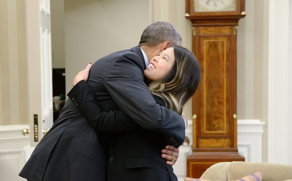 Tổng thống Obama ôm y tá Nina Phạm là khoảnh khắc ấn tượng trong năm của Mỹ 1