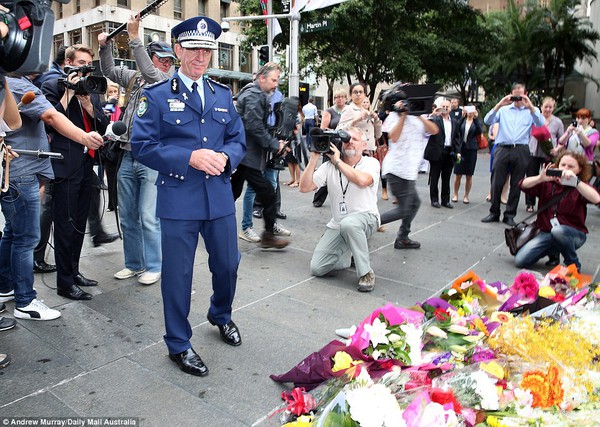 Hàng ngàn bó hoa, nước mắt khóc thương nạn nhân trong vụ bắt cóc ở Sydney 3