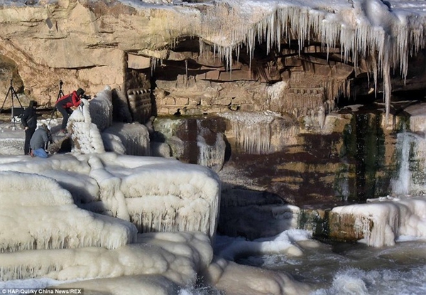 Trời lạnh -12 độ C, thác nước lớn hóa băng hút khách du lịch 1