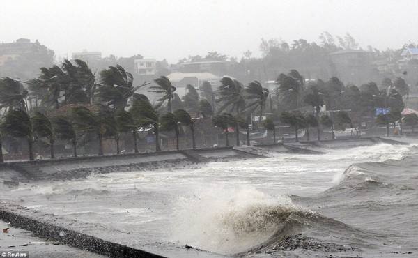 Chùm ảnh người dân Philippines vật vã chống lại bão Hagupit 2