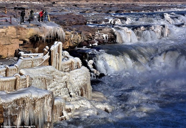 Trời lạnh -12 độ C, thác nước lớn hóa băng hút khách du lịch 2