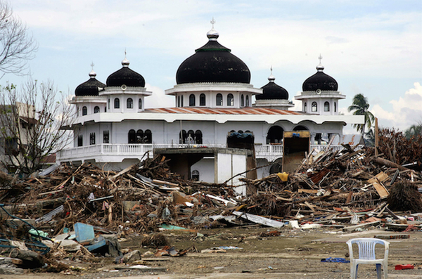 Loạt ảnh Indonesia 10 năm sau trận s&oacute;ng thần khiến h&agrave;ng trăm ngh&igrave;n người thiệt mạng 13