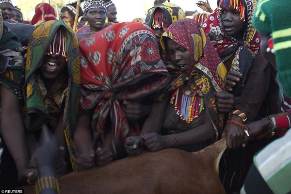 Chùm ảnh những cô dâu bật khóc trong hủ tục cướp vợ ở châu Phi 19