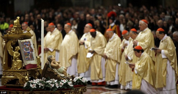 Những hình ảnh đẹp trong lễ Giáng sinh ở nhà thờ Thánh Peter, Vatican 6