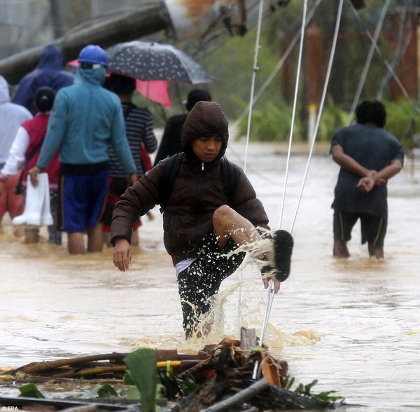 Chùm ảnh người dân Philippines vật vã chống lại bão Hagupit 13